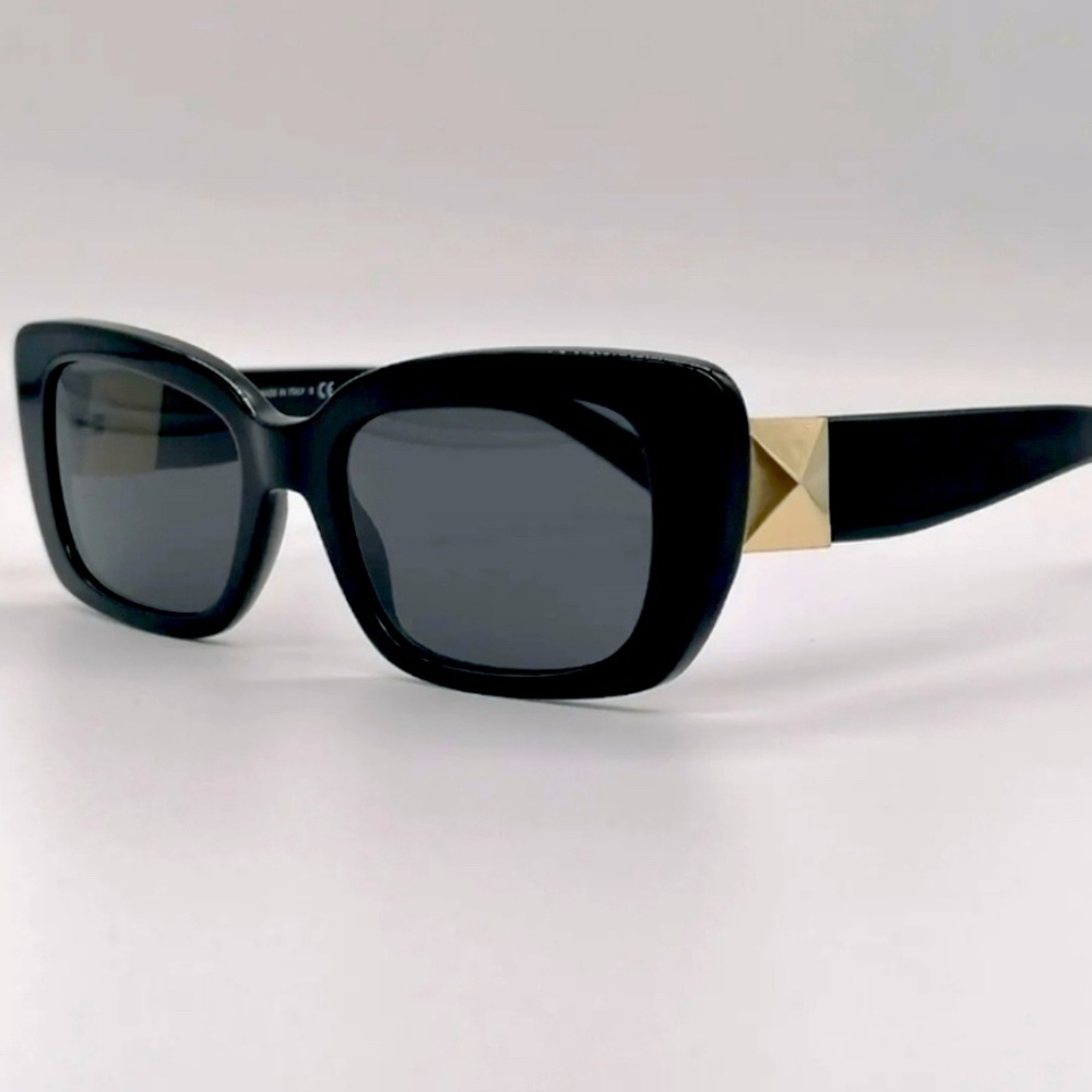 ♥️✨🖤Valentino Rock Studed Smoke Black Sunnies🖤✨♥️